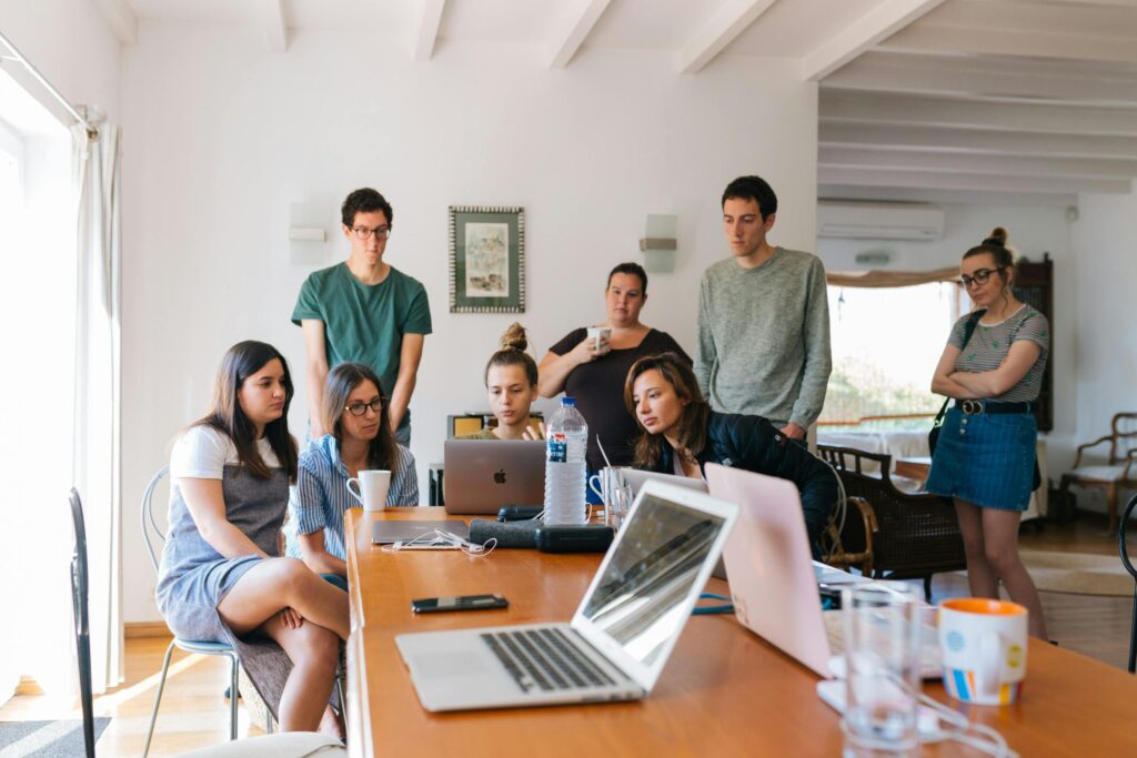 Profesionales de Metacomp trabajando en soluciones tecnológicas    